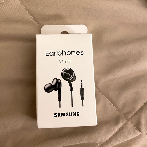 Samsung 3.5mm earphones! - Picture 2 of 3